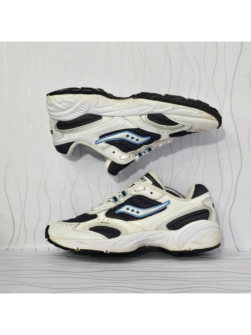Vintage 2003 Saucony Women’s Size 8 White Navy Blue Running Shoes Y2K 1508-1